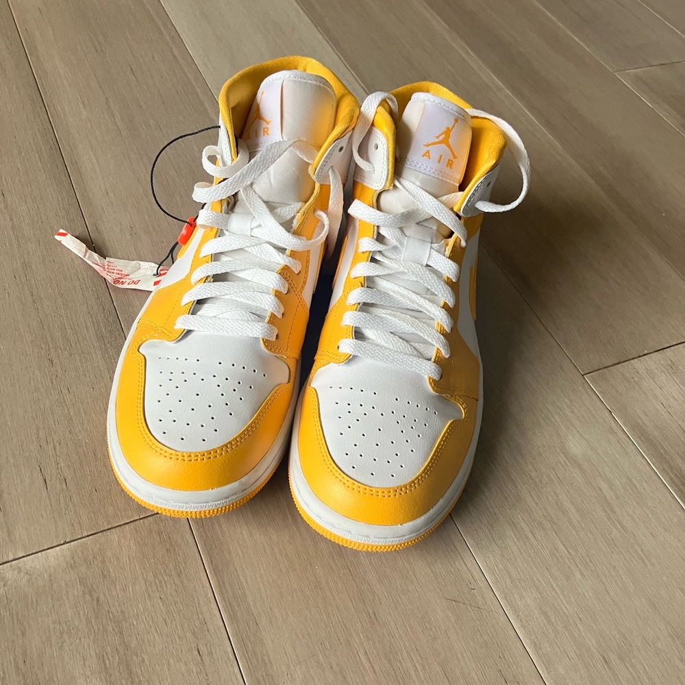 Jordan 1 Mid Women’s Yellow and White - Picture 2 of 4